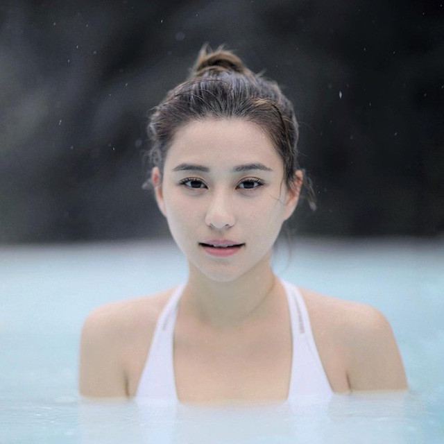 Hà Siêu Liên sở hữu nhan sắc xinh đẹp với đôi mắt to hút hồn, miệng rộng sang và dáng người mảnh khảnh cao.