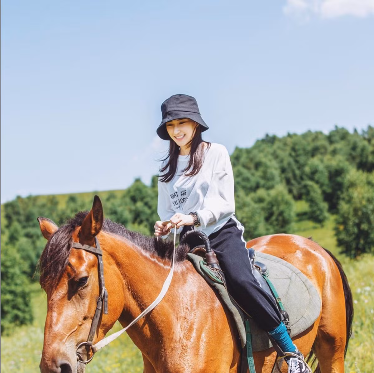 Vẻ đẹp không tì vết cùng thân hình nuột nà, gợi cảm của Hà Siêu Liên khiến nhiều người si mê.