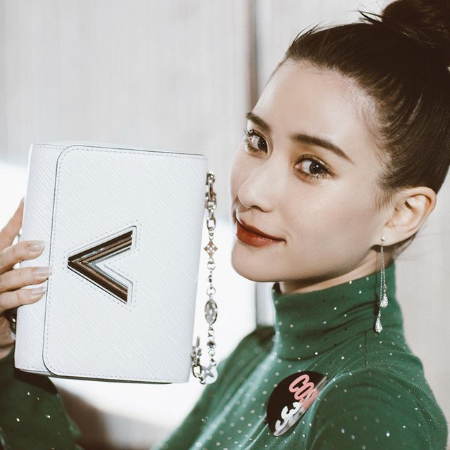 Hà Siêu Liên (Laurinda Ho, sinh năm 1991) là con gái tỷ phú sòng bạc Macau Hà Hồng Sân với người vợ thứ 3 Trần Uyển Trân. 9X sở hữu nhan sắc khiến nhiều người si mê từng du học Anh trước khi trở về nước lập nghiệp.