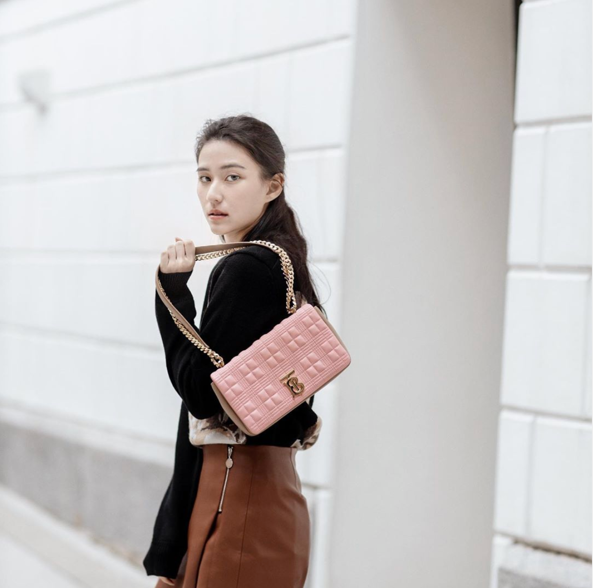 Ngoài việc tham gia các sự kiện trong làng giải trí, cô thường dành thời gian cho những chuyến du lịch cùng bạn bè.