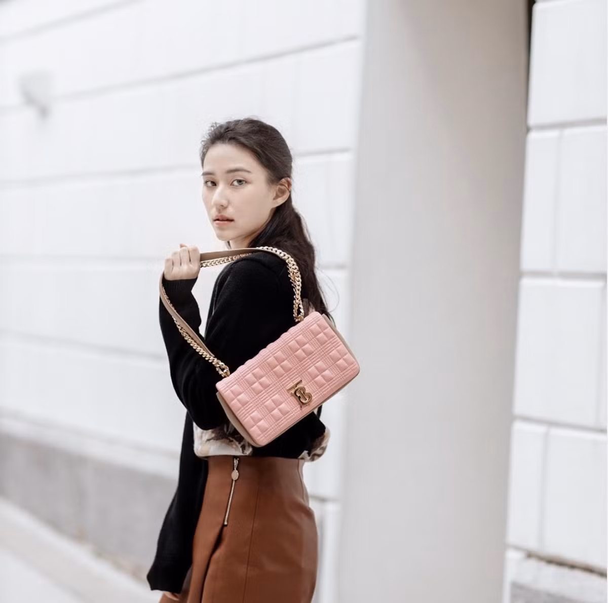 Ngoài việc tham gia các sự kiện trong làng giải trí, cô thường dành thời gian cho những chuyến du lịch cùng bạn bè.