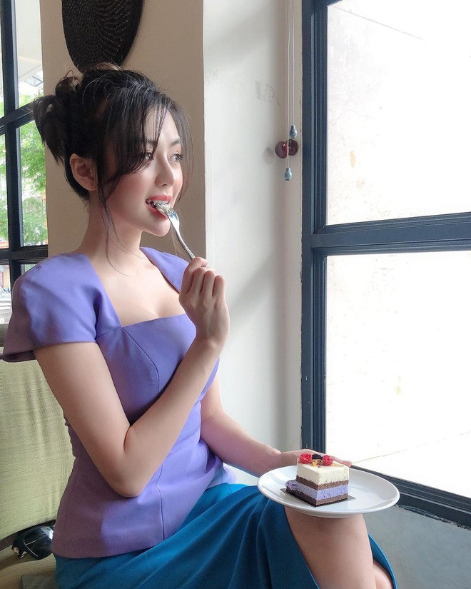 Hai cô gái từng là đôi bạn rất thân thường xuyên xuất hiện cùng nhau. Thế nhưng gần đây, Thảo Uyên và Huỳnh Anh được cho là đã nghỉ chơi khi xoá các clip quay chung trên MXH.