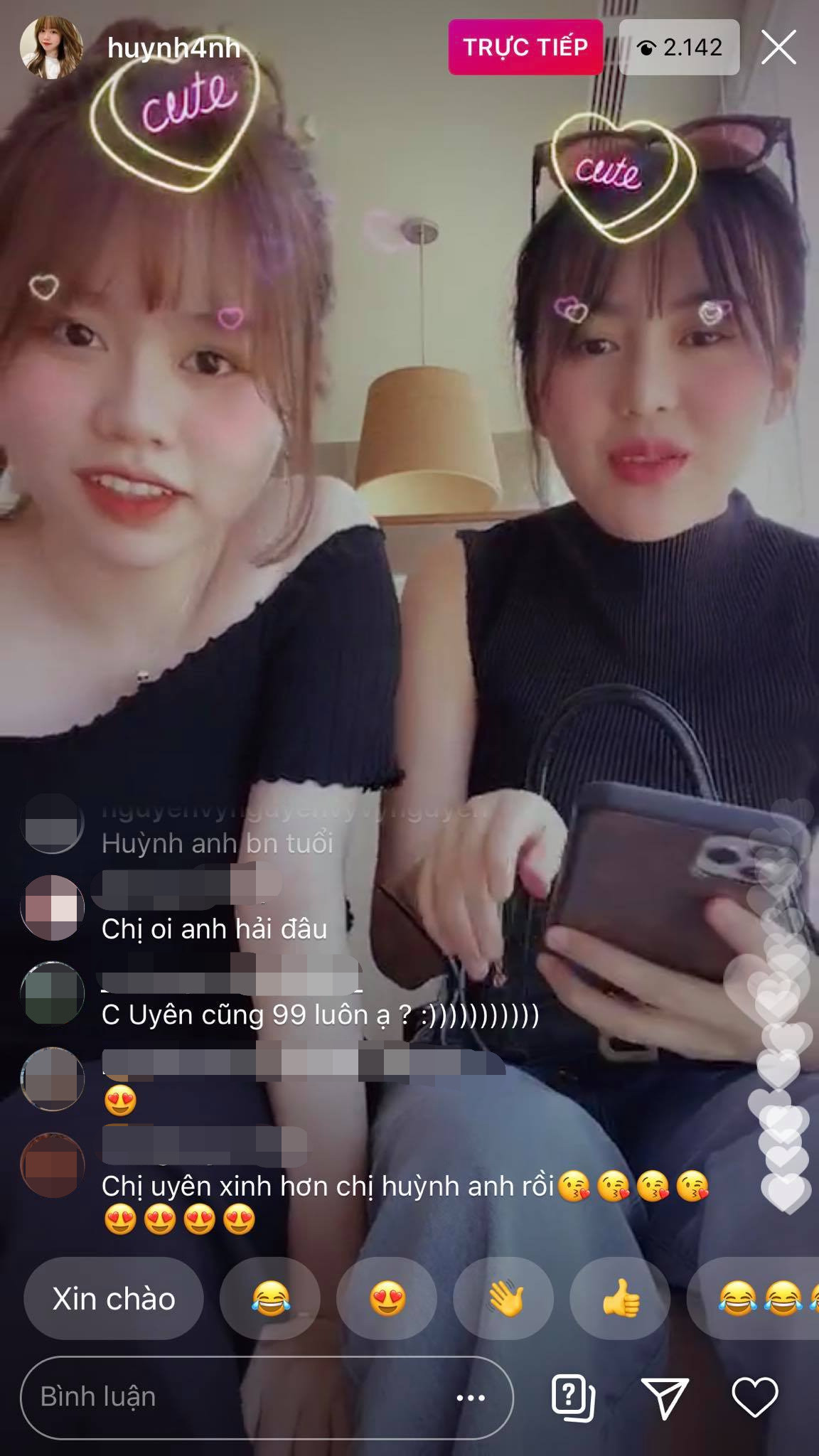 Huỳnh Anh và Thảo Uyên từng "chị chị em em" khá thân thiết nhưng đến thời gian gần đây, không hiểu vì lí do gì mà hai hot girl này có động thái "cạch mặt" nhau.