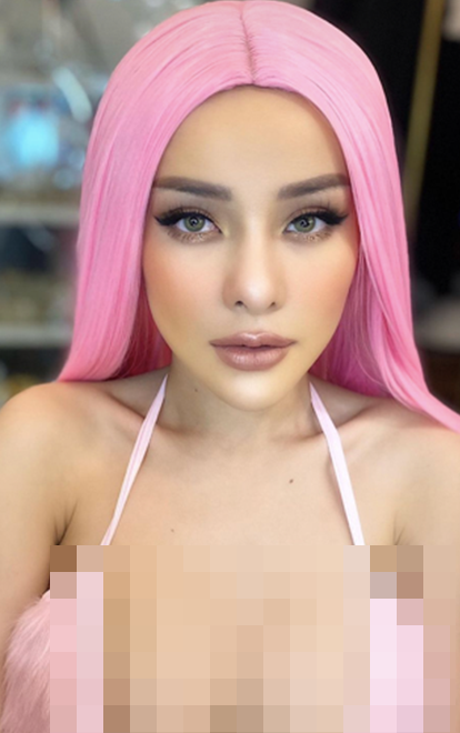 Ngân 98 đã nhiều lần khiến người xem "đỏ mặt" vì những hình ảnh nhạy cảm. Trước đó, cô từng bị nhiều người chỉ trích bởi sở thích khoe thân táo bạo.