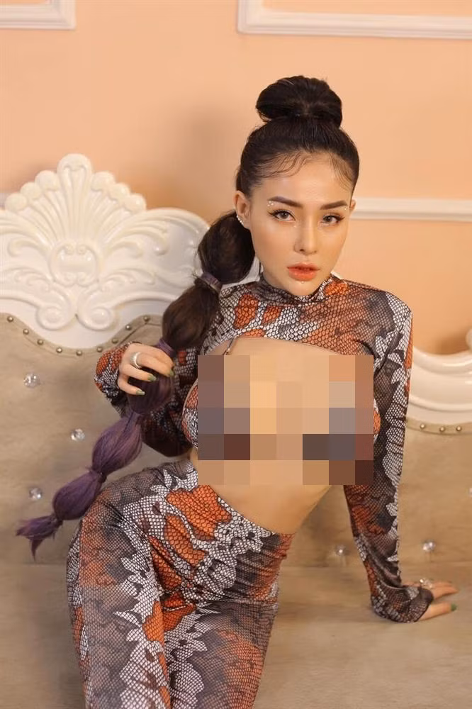 Tuy nhiên, khi bị nhiều người chỉ trích quá nhiều, quá nặng nề nên Ngân 98 đã đáp trả lại gay gắt hơn. Điển hình như cách đây ít ngày, "hot girl ngực khủng" đã đăng một clip nói rõ chuyện "thích mặc hở" khiến cho dân tình không khỏi bức xúc, tranh cãi.