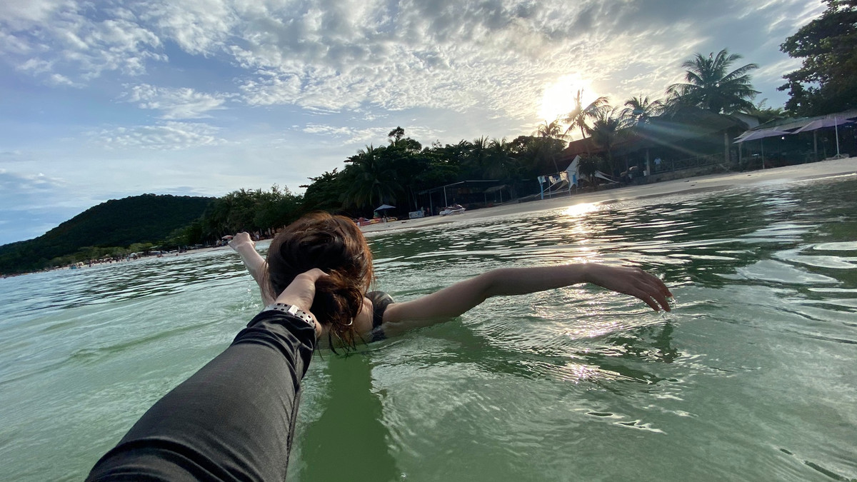 Bộ ảnh du lịch Phú Quốc theo phong cách nắm tóc vô cùng độc đáo của cặp đôi Phuc Nguyen và bạn gái, khiến ai trông thấy cũng phải giật mình.