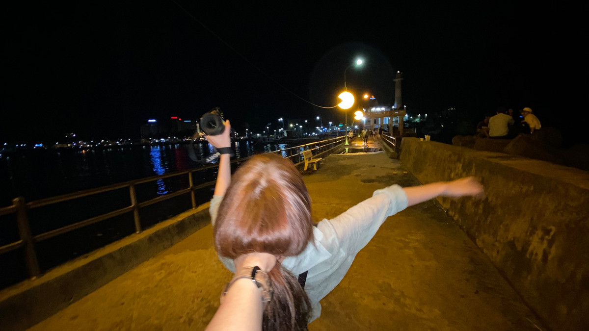 Những tư thế bi hài của nữ chính ở khắp những điểm check in tuyệt đẹp tại Phú Quốc.