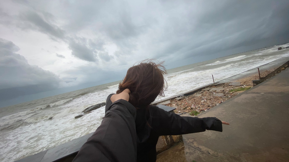 Cô gái trong bộ ảnh không ngại "mất hình tượng" để bị túm tóc giật ngược, lưu kỉ niệm đáng nhớ ở khắp các địa danh sống ảo tại Phú Quốc.