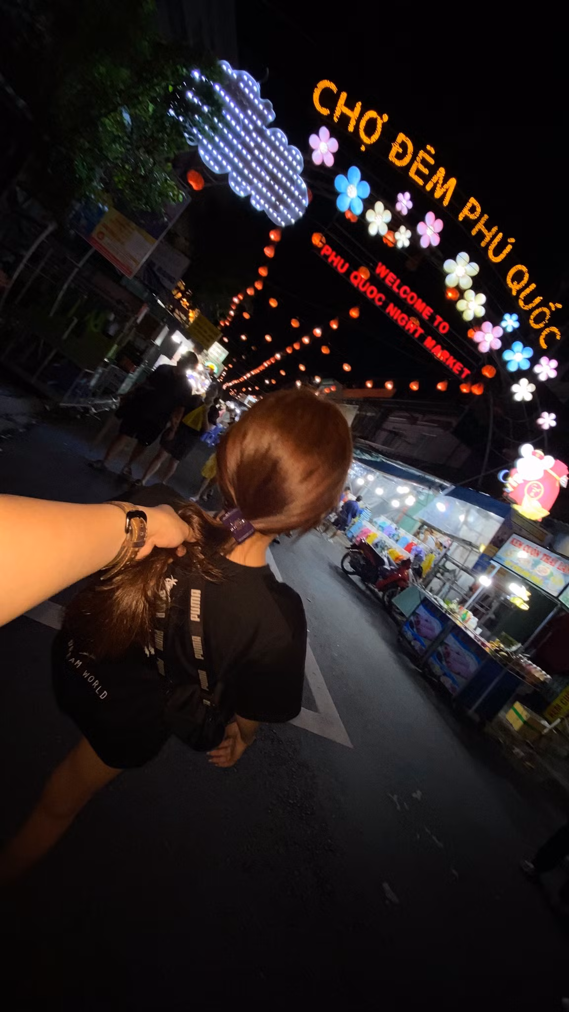 Đối với nhiều cặp đôi, trào lưu " follow me" trở thành điều quen thuộc khi đi du lịch. Tuy nhiên, mới đây anh chàng có nickname Phuc Nguyen cho đăng tải bộ ảnh check-in Phú Quốc hết sức bá đạo với bạn gái mang tên "nắm tóc đi khắp nơi" gây được sự chú ý của dân tình.