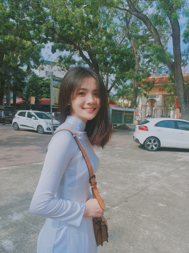 Chùm ảnh mặc áo dài cười xinh như hoa từng khiến Thu Giang trở nên nổi tiếng cách đây vài năm.