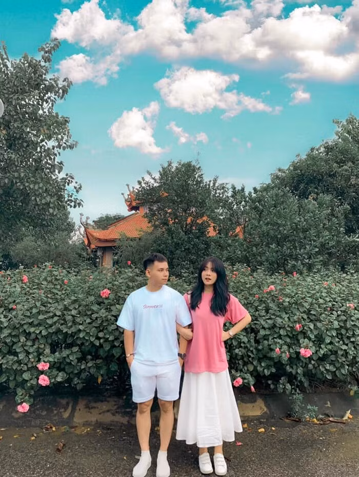 Tuy nhiên, hot girl 2K1 này bất ngờ "theo chồng bỏ cuộc chơi" vào năm cô 18 tuổi, sau khi vừa tốt nghiệp THPT.