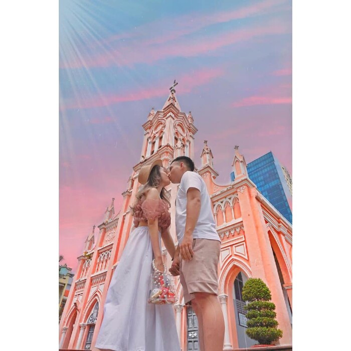 Người bạn đời của Giang hơn cô 7 tuổi, là người trưởng thành, biết làm ăn và đã có thu nhập riêng. Đôi vợ chồng trẻ có chung sở thích đi du lịch, và đã dành thời gian “nắm tay nhau đi khắp thế giới” trong suốt những năm qua.