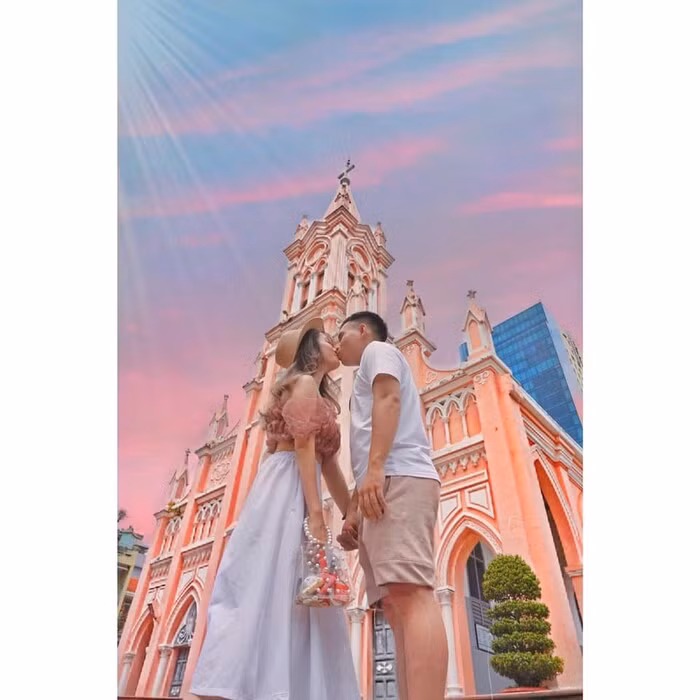 Người bạn đời của Giang hơn cô 7 tuổi, là người trưởng thành, biết làm ăn và đã có thu nhập riêng. Đôi vợ chồng trẻ có chung sở thích đi du lịch, và đã dành thời gian “nắm tay nhau đi khắp thế giới” trong suốt những năm qua.