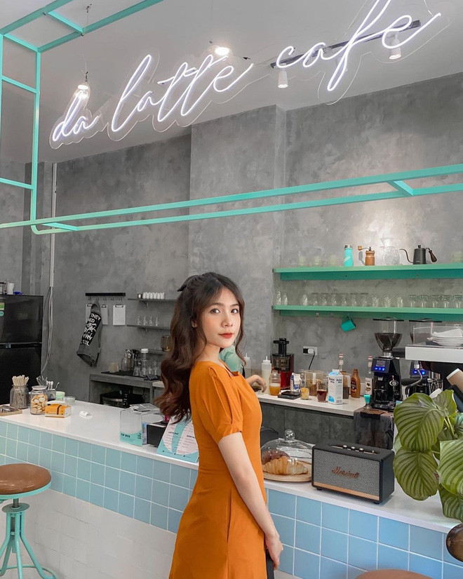 Dù bầu bí nhưng vóc dáng Thu Giang lại rất gọn gàng, chân tay thon thả không chút đổi khác.