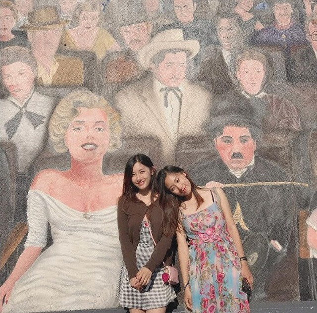 Cặp song sinh giống nhau như hai giọt nước, vừa xinh xắn vừa học giỏi.