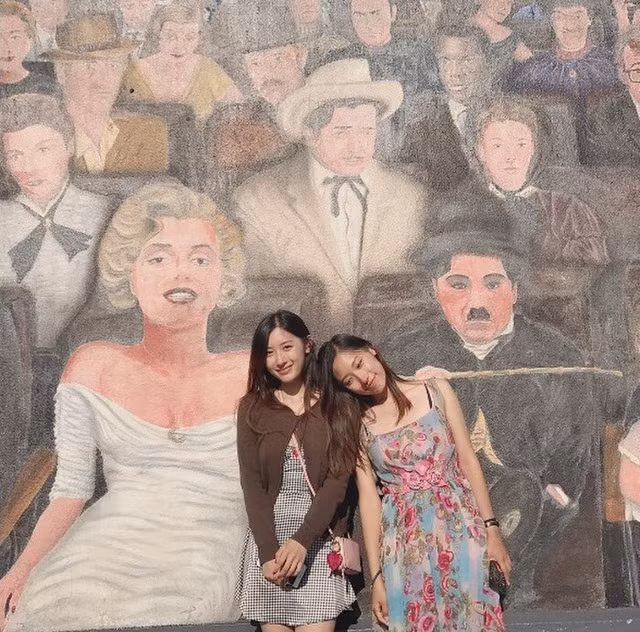 Cặp song sinh giống nhau như hai giọt nước, vừa xinh xắn vừa học giỏi.