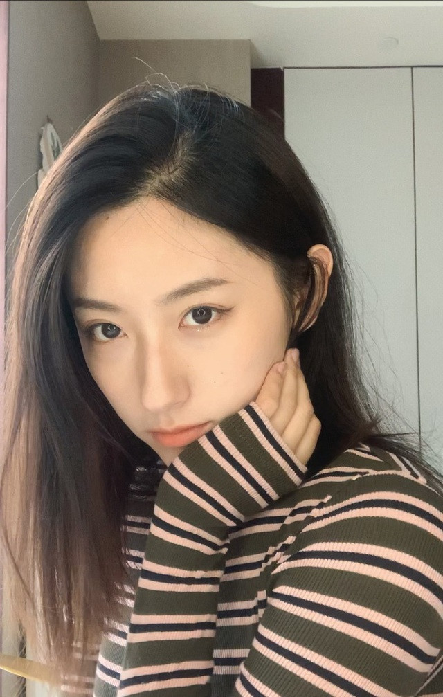 Dù có vẻ ngoài giống nhau như hai giọt nước, nhưng cặp song sinh theo đuổi phong cách trang điểm, ăn mặc khá khác biệt.