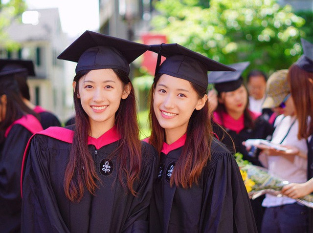 Vũ Mông và Vũ Đồng nhận bằng thạc sĩ tại ĐH Harvard (Mỹ) vào năm 2017. Cả hai sở hữu ngoại hình xinh đẹp cùng thành tích học vấn ấn tượng nên nhanh chóng trở thành hiện tượng mạng, truyền cảm hứng cho giới trẻ.