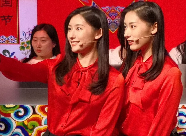 Sau khi lấy bằng thạc sĩ, cặp "chị em nhà người ta" đã có bước tiến mới trong sự nghiệp. Cả hai chị em cùng đầu quân cho Đài truyền hình Trung ương Trung Quốc CCTV, họ xuất hiện với tư cách người dẫn chương trình của một số show giải trí và kiêm vai trò biên tập viên.