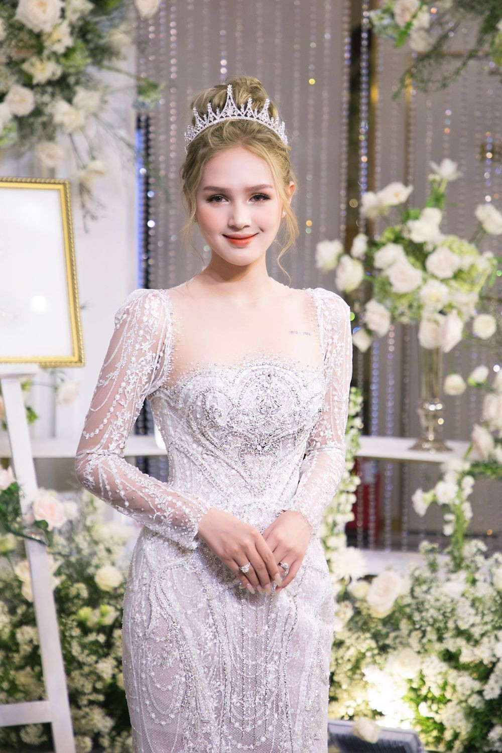 Trước lời bàn tán không hay ho đó, cô dâu nổi tiếng Xoài Non thẳng thắn đáp trả "... vợ chồng là do duyên số. Nếu hết duyên mình không làm vợ chồng được nữa thì thôi, mình làm bạn bè. Cuộc đời này chả có điều gì là chắc chắn, ai biết được mai này như thế nào".