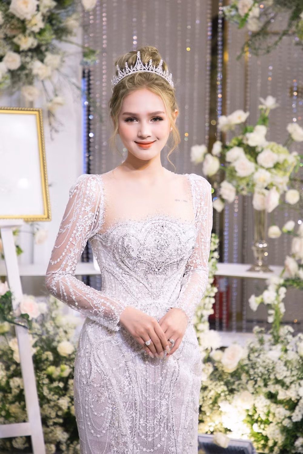 Trước lời bàn tán không hay ho đó, cô dâu nổi tiếng Xoài Non thẳng thắn đáp trả "... vợ chồng là do duyên số. Nếu hết duyên mình không làm vợ chồng được nữa thì thôi, mình làm bạn bè. Cuộc đời này chả có điều gì là chắc chắn, ai biết được mai này như thế nào".