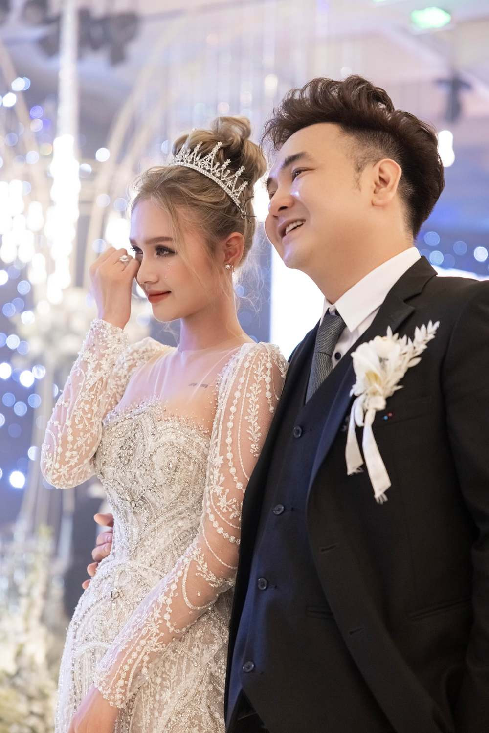 Mới đây nhất là siêu đám cưới của streamer giàu nhất Việt Nam - Xemesis và hot girl Xoài Non. Điều khiến cư dân mạng không khỏi bàn tán chính là độ hoành tráng của đám cưới này như gia thế chú rể, chiếc váy cưới 28 tỷ đồng, rước dâu bằng siêu xe hơn 7 tỷ đồng hay dàn khách mời đình đám,...