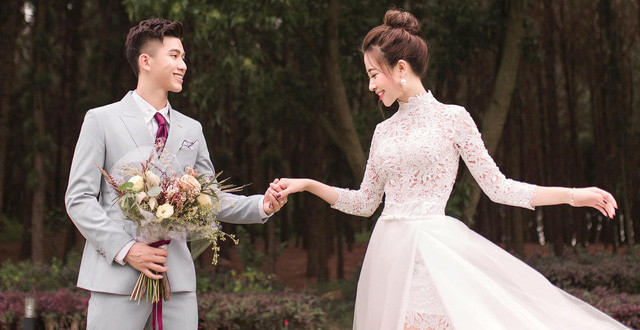 Trước những lời so sánh và chê bai, Nhật Linh cũng không ngần ngại lên tiếng trên MXH. Cô nàng khẳng định việc dùng app chụp ảnh là điều bình thường và "chụp thẳng thì mặt đỡ vuông chứ mặt mình hai bên có vuông thật mà".