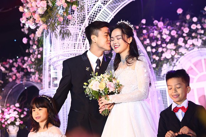 Trong ngày đám hỏi, Quỳnh Anh đã bị "dìm hàng" kha khá vì lỗi makeup dày khiến mặt cô dâu trông nặng nề. Sau đó cộng đồng mạng còn đòi truy tìm người makeup cho Quỳnh Anh trong đám hỏi để đòi công bằng cho cô dâu.