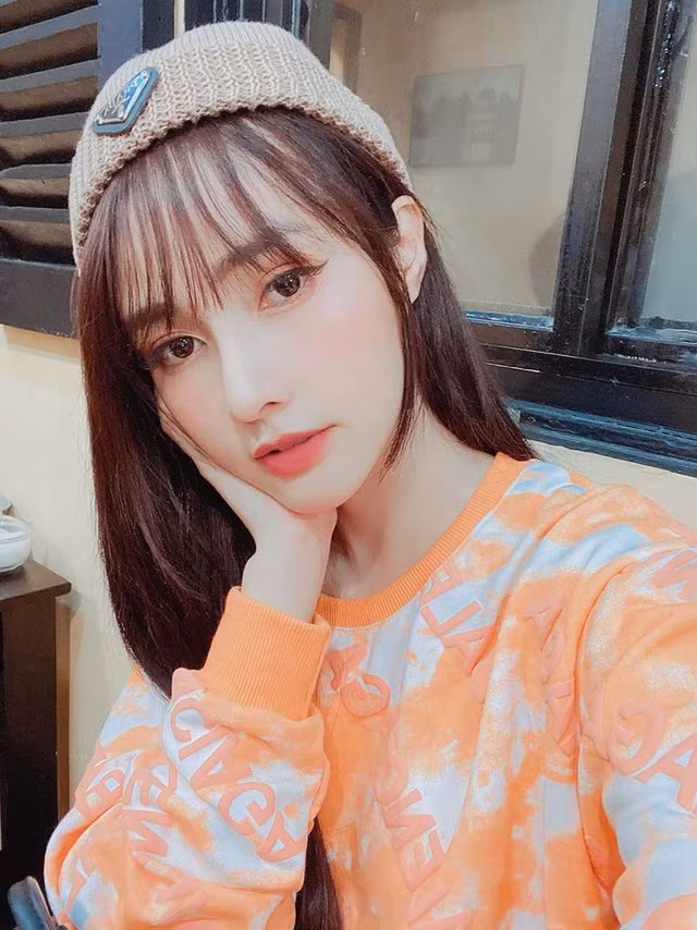 Phi Yến khiến nhiều người ngưỡng mộ khi xây nhà cho mẹ ở quê và mua xe sang tiền tỷ dù mới 24 tuổi.