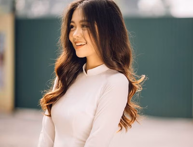 Gái xinh đến từ Phú Thọ luôn được mọi người yêu mến bởi tính cách hòa đồng, vui vẻ, đặc biệt là nụ cười trong trẻo đầy duyên dáng.