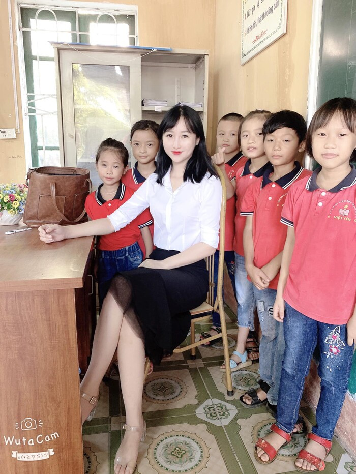 Cô gái đóng vai chị Hằng ngay lập tức nhận được sự chú ý vì nhan sắc quá xinh đẹp.