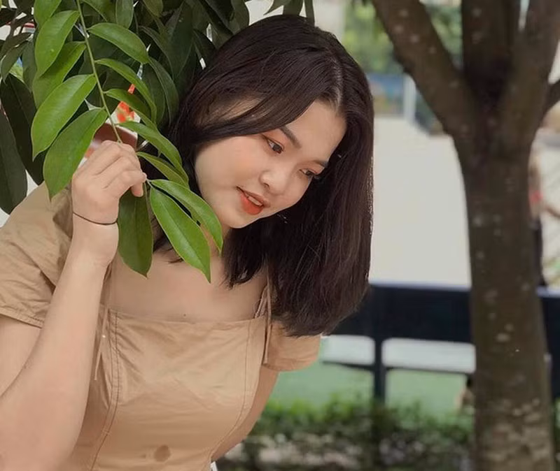 Tự nhận mình là cô gái nhút nhát, ngại giao tiếp, nhưng từ khi theo nghề, được tiếp xúc với các em học sinh, Linh trở nên năng động, biết cách làm quen với nhiều người hơn.