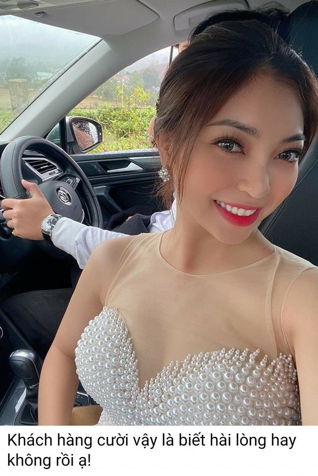 Có cư dân mạng còn tìm ra hình ảnh hot girl xứ Quảng nở nụ cười rạng rỡ khi selfie trên ô tô cùng một chàng trai giấu mặt. Việc tài khoản gọi Nhật Lê là "khách hàng" càng khiến mọi người thêm chắc chắn về bức hình kia là ảnh cưới thật sự của cô nàng. Ảnh: Facebook