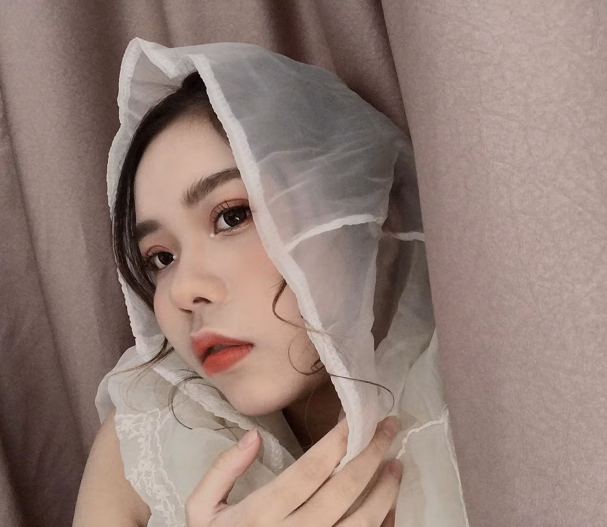 Với lợi thế về ngoại hình cùng gương mặt thần thái, hiện tại Huyền còn làm thêm nghề mẫu ảnh kiếm thêm thu nhập.