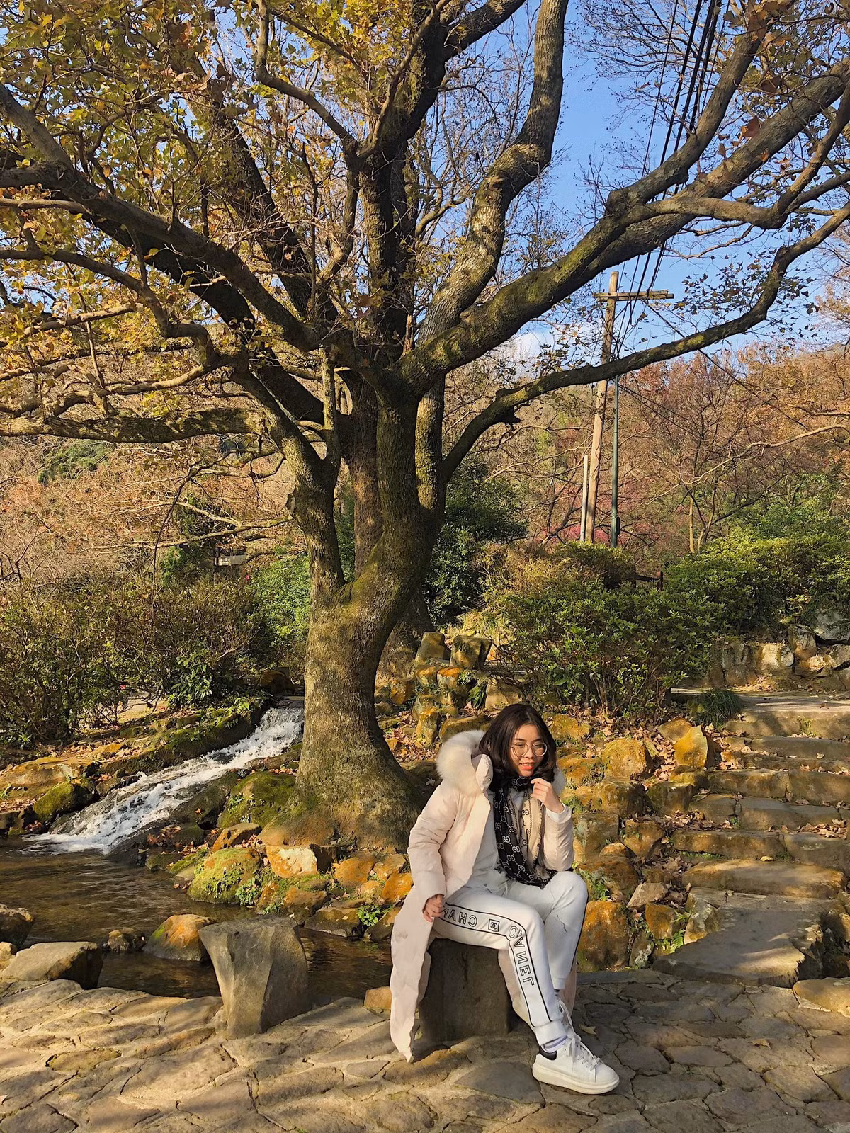 Ngoài thời gian dành cho việc học, Khánh Huyền còn rất tích cực tham gia vào các hoạt động ngoại khóa, hoạt động tình nguyện,...