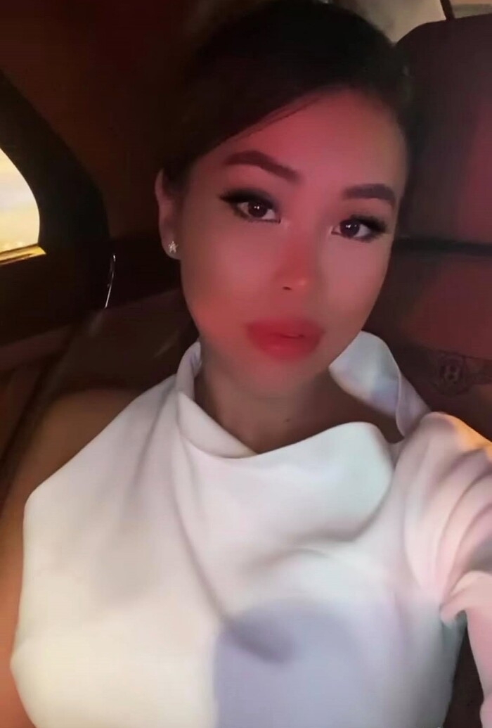 Mới đây, Tiên Nguyễn tiếp tục thu hút nhiều sự chú ý khi chia sẻ loạt ảnh diện đồ sang chảnh cùng bạn bè ăn tối tại một nhà hàng cao cấp ở Sài Gòn.