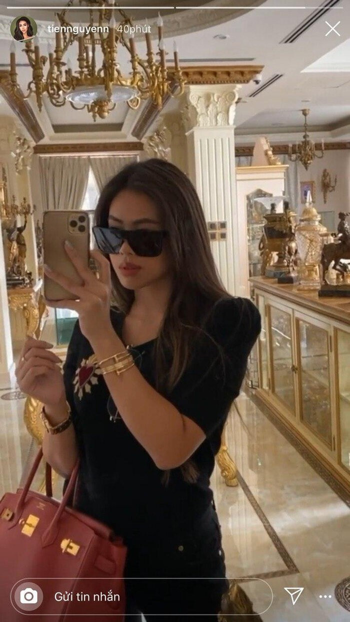 Tiên Nguyễn luôn khiến nhiều người “choáng ngợp” với hàng loạt đồ hiệu và loạt phụ kiện đắt đỏ.