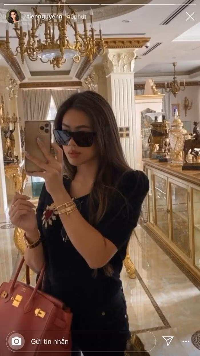 Tiên Nguyễn luôn khiến nhiều người “choáng ngợp” với hàng loạt đồ hiệu và loạt phụ kiện đắt đỏ.