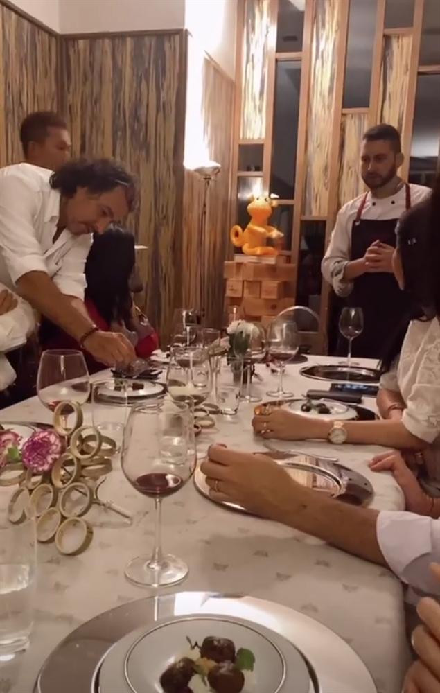 Bữa tối phong cách Âu của Tiên Nguyễn cùng bạn bè diễn ra ấm cúng và riêng tư với đầu bếp nước ngoài.