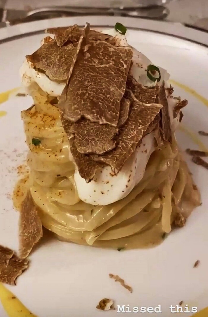 Tiên Nguyễn đã cùng bạn bè thưởng thức nhiều món ăn khác nhau được chế biến nấm truffle. Được biết, loại nấm này có giá lên đến hàng nghìn USD.