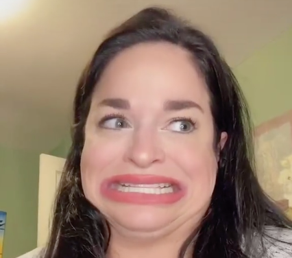 Được biết, cô đang làm thủ tục đăng ký kỷ lục Guinness cho miệng của mình.