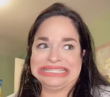 Được biết, cô đang làm thủ tục đăng ký kỷ lục Guinness cho miệng của mình.