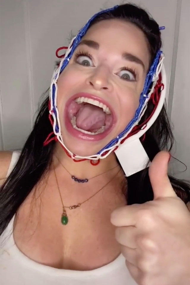 Nhiều người rất tò mò với khuôn miệng khổng lồ có kích thước lên tới 8,89cm và chiều cao khoảng 10cm của Samantha. Những video cô nàng để lộ rõ khuôn miệng thường có lượt người xem nhiều hơn gấp khoảng 5 lần thông thường