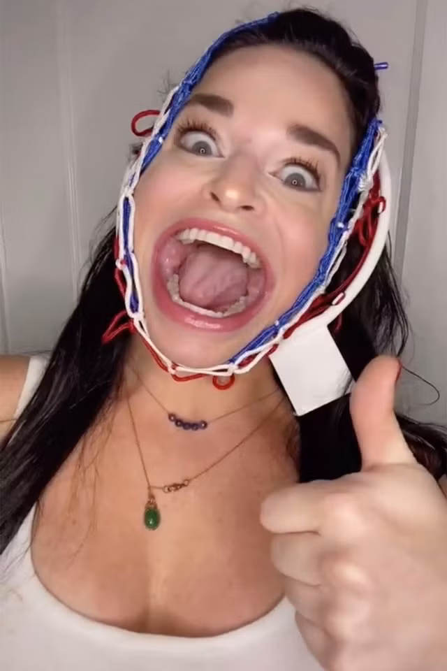 Nhiều người rất tò mò với khuôn miệng khổng lồ có kích thước lên tới 8,89cm và chiều cao khoảng 10cm của Samantha. Những video cô nàng để lộ rõ khuôn miệng thường có lượt người xem nhiều hơn gấp khoảng 5 lần thông thường