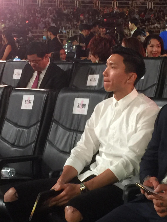 Sự xuất hiện của Văn Hậu trong đêm Chung kết này đã khiến dân tình nghi vấn anh đang ngầm đi cổ vũ cho bạn gái tin đồn Doãn Hải My, fan hâm mộ thêm phần tin tưởng rằng chuyện tình cảm anh chàng và Doãn Hải My là thật.