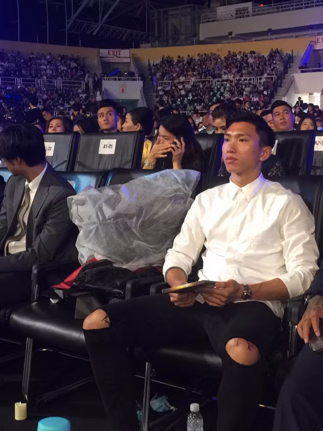 Dù đã có những động thái rõ rệt thế nhưng cả hai đều không lên tiếng khẳng định hay phủ nhận mối quan hệ tình cảm này.