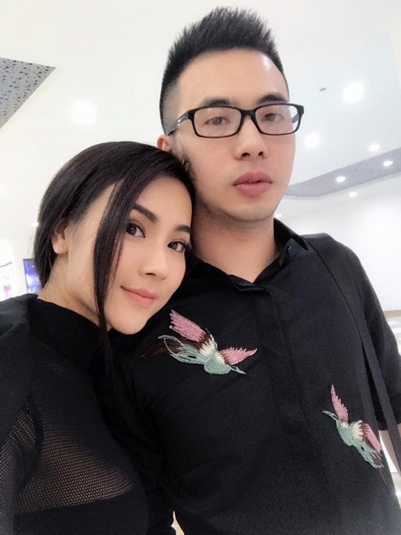 Được biết, chồng của "hot girl Tuyệt Tình Cốc" sinh năm 1989 và là tiếp viên hàng không của hãng Vietnam Airlines.