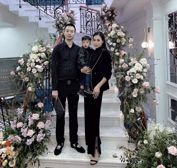 Dù vợ vướng điều tiếng không hay, nhưng ông xã cô - Đào Xuân Long vẫn yêu thương, ủng hộ hết lòng.