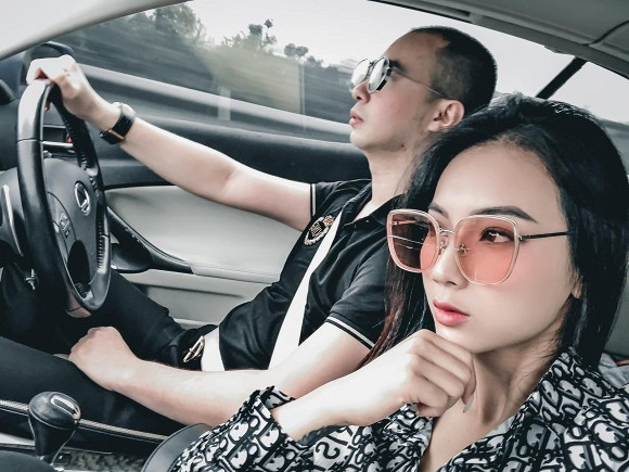 Trái với dự đoán của nhiều người, đến hiện tại hot girl này và chồng vẫn đang sống rất hạnh phúc. Nhân kỷ niệm 3 năm ngày chung đôi vừa qua, Nga Tây chia sẻ lên trang cá nhân: "Kỉ niệm 3 năm ngày ăn hỏi của đôi bạn trẻ. Quà tặng 1 chú cún 14kg siêu lầy lội".