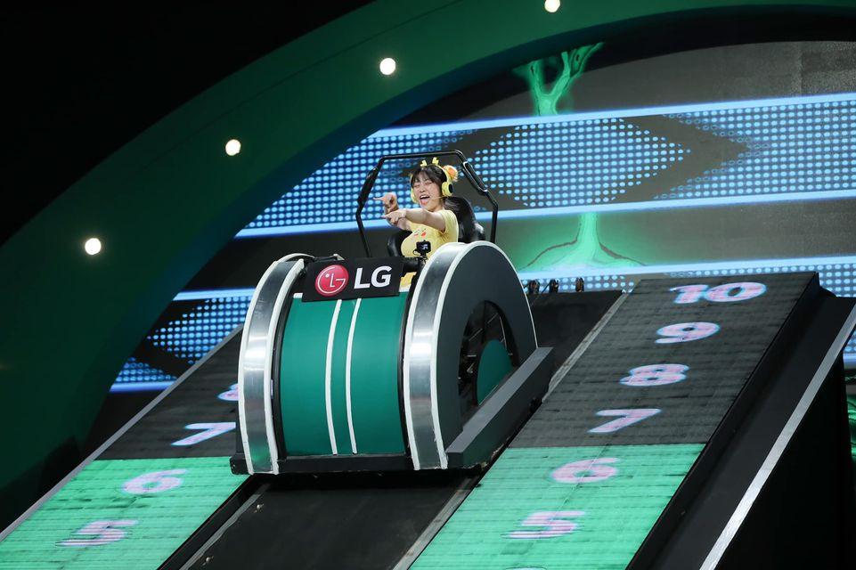 Đứng trước loạt chỉ trích trên, Lê Bống thanh minh: "Mình không biết khi lên sóng trông sẽ phản cảm". Lời giải thích này của cô nàng không thể xoa dịu những ý kiến trái chiều từ dân mạng.